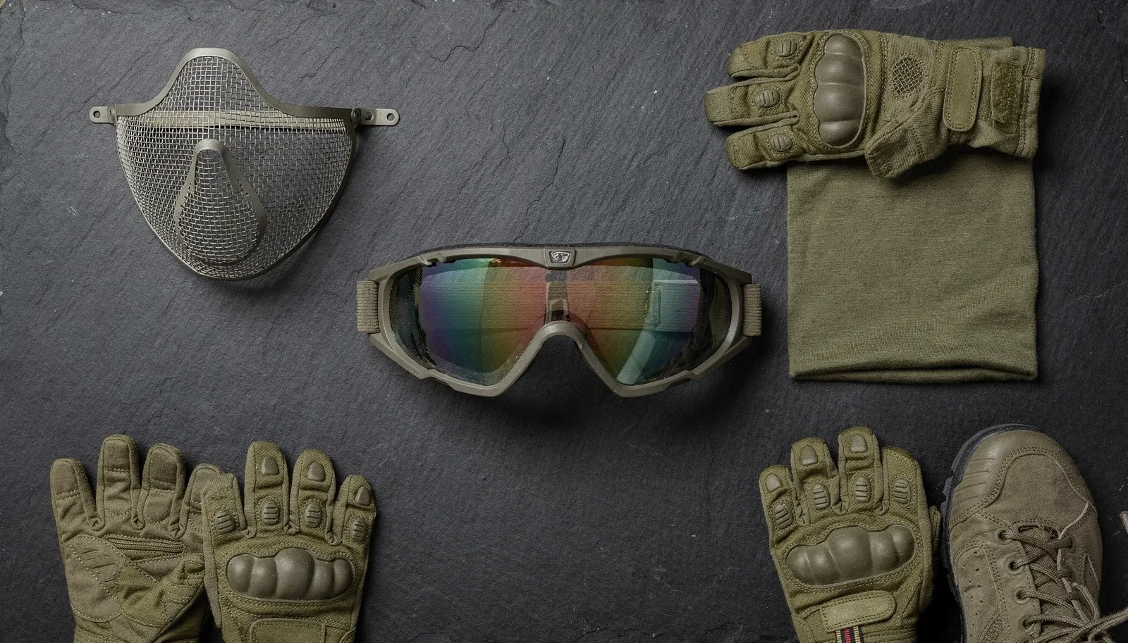 Equipamento de proteção visto de cima: máscara de tela, óculos de proteção, luvas, gola e bota
