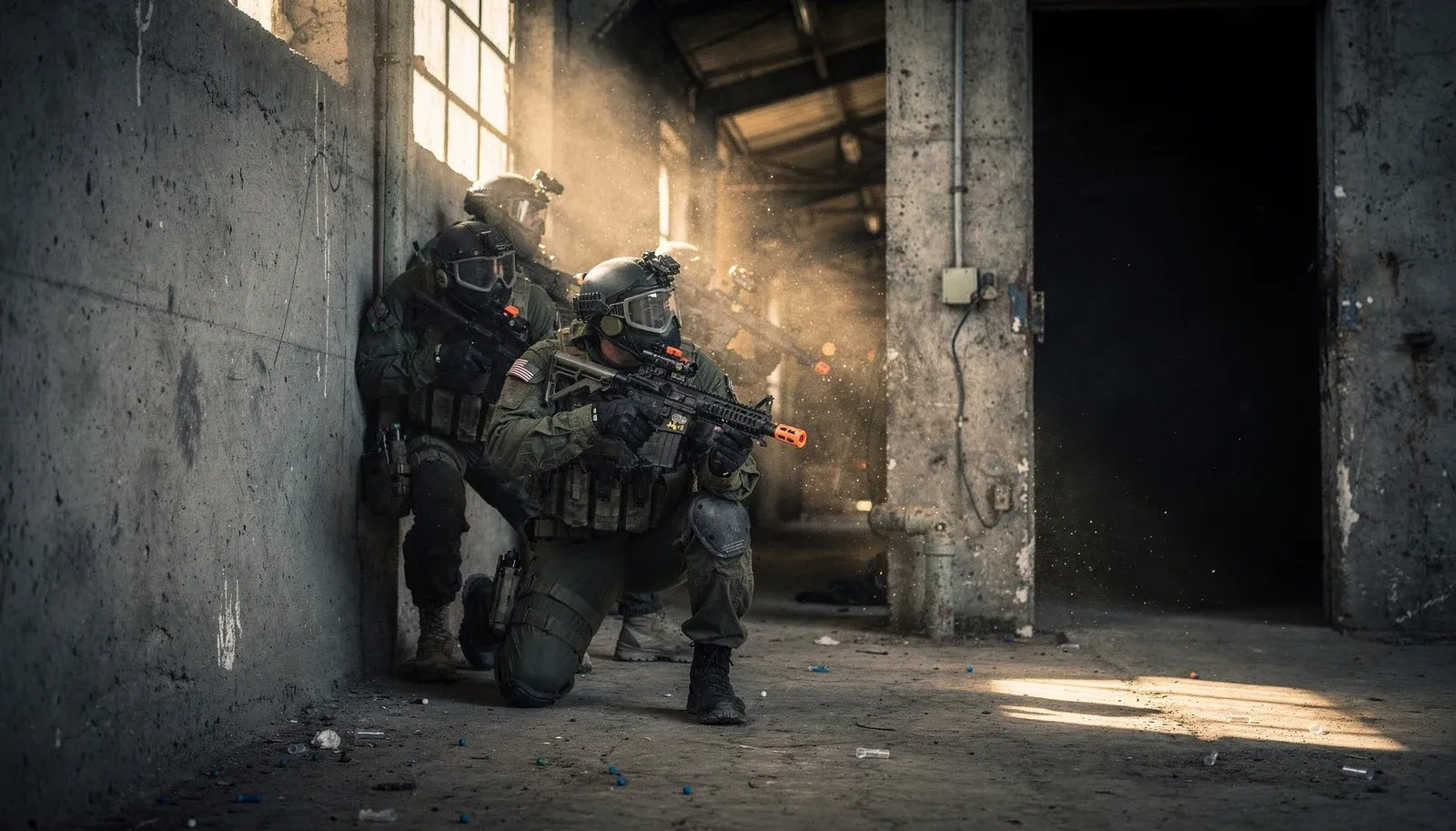 Equipe de airsoft avançando em formação dentro de um galpão abandonado, em jogo de CQB